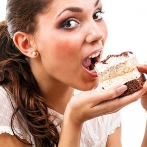 Mujer comiendo postre