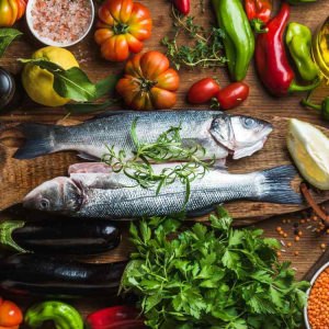 Pescado, vegetales, frutas, comida saludable