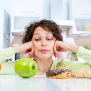 10 trucos eficaces para vencer la ansiedad por la comida de manera natural