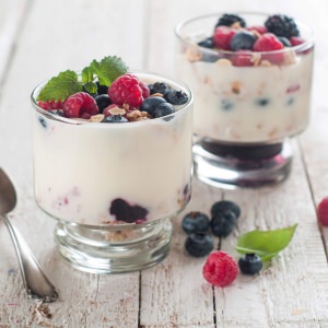 Dos vasos de yogurt con frutos secos