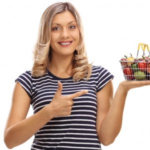 Mujer señalando una cesta de alimentos