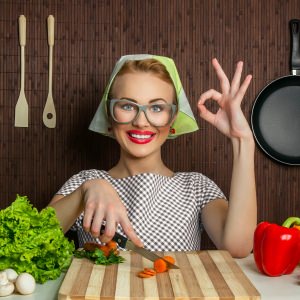 Mujer cortando vegetales