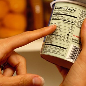 ¿Cómo leer correctamente la etiqueta de información nutricional de los alimentos?