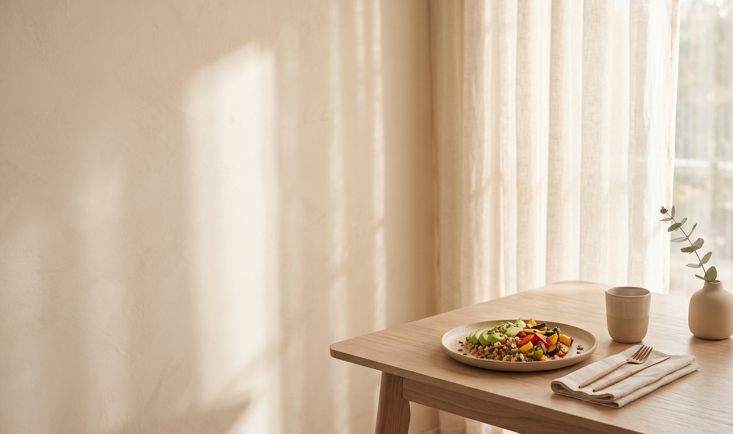 http://Mesa%20minimalista%20con%20plato%20de%20quinoa%20y%20vegetales%20junto%20a%20una%20taza%20y%20eucalipto,%20sin%20pantallas%20ni%20distracciones%20digitales.